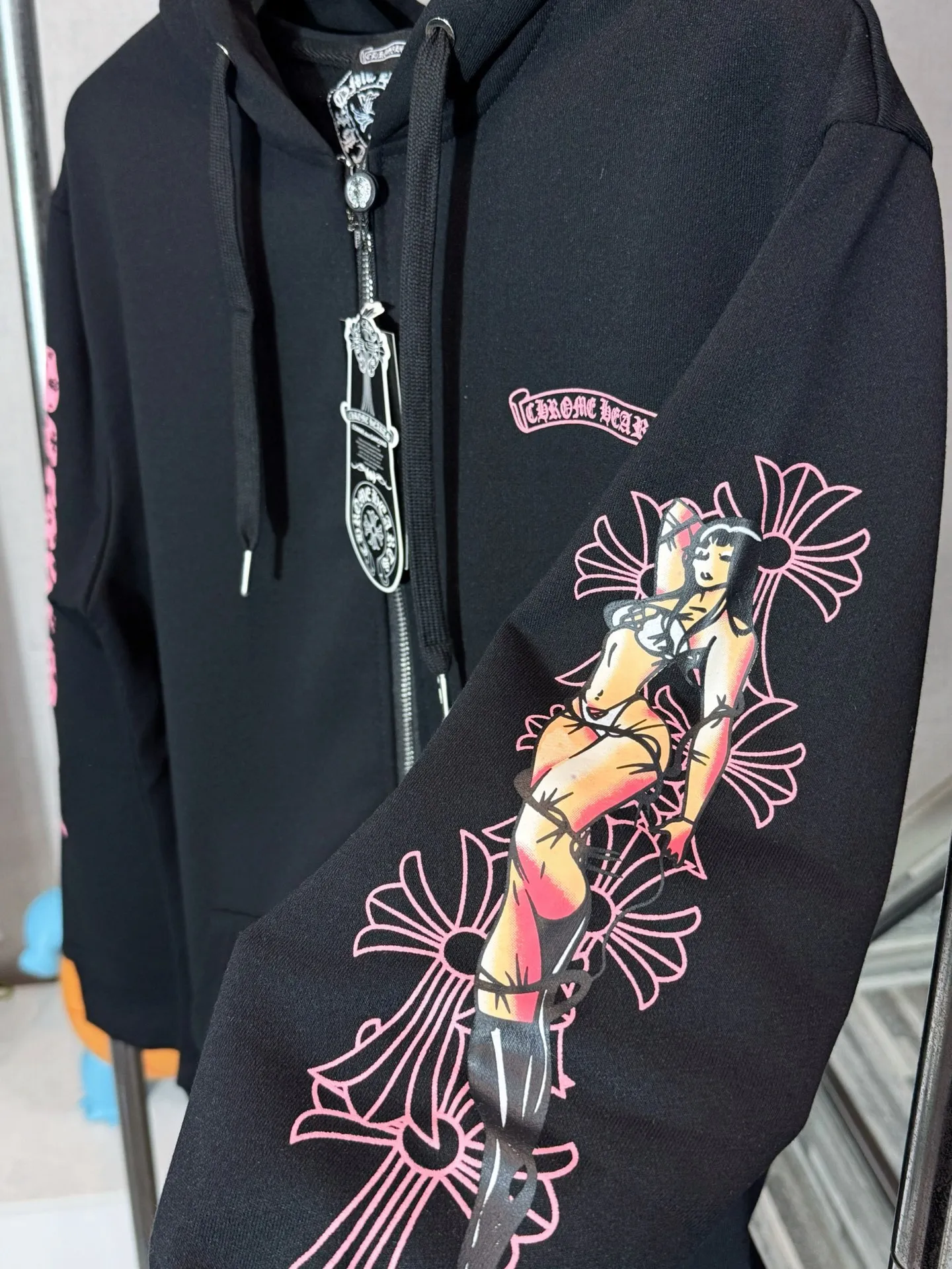 P280 model number: HE385 Chromehearts - Chromehearts co-branded comic hooded zipper jacket. The fabric is made of 500g pure cotton high-gram terry fabric. The upper body is comfortable and warm, and the hand is delicate and silky. The clothing patterns are printed with glue, which highlights the individual characteristics of the clothes. It is a joint collaboration with the comic girl. The original custom hardware zipper, the same cylinder hem with rowan elastic, the original original label, three complete labels, and workmanship from a large factory, so you can buy it with confidence.  Color: Black Size: S M L XL